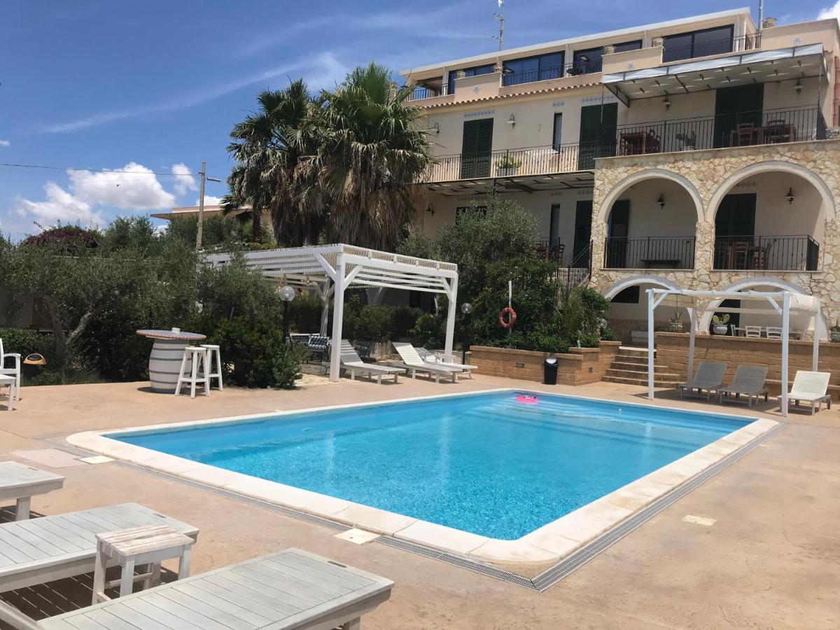 Villa Ceni - Appartamenti con camere, cucina, wc e terrazza sul mare in villa con piscina, giardino e parcheggio - Housity