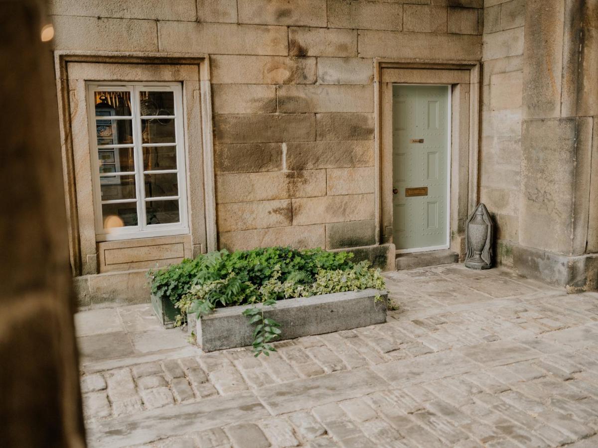 Beautiful Grade II Listed Gatehouse in Great Location - Housity