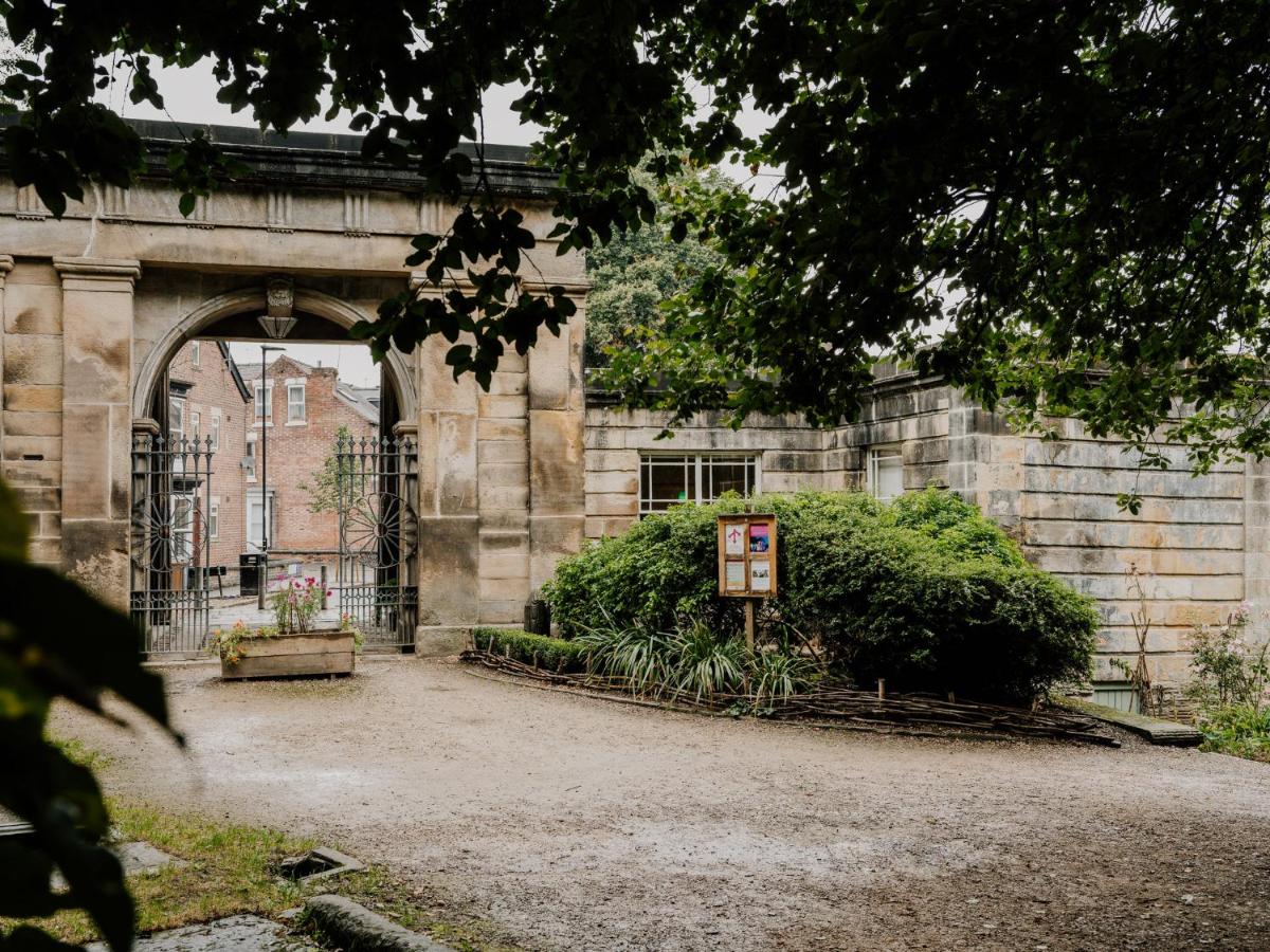 Beautiful Grade II Listed Gatehouse in Great Location - Housity