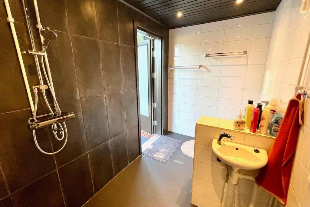 Suitetrails - Cozy renovated house with a lot of parking space.