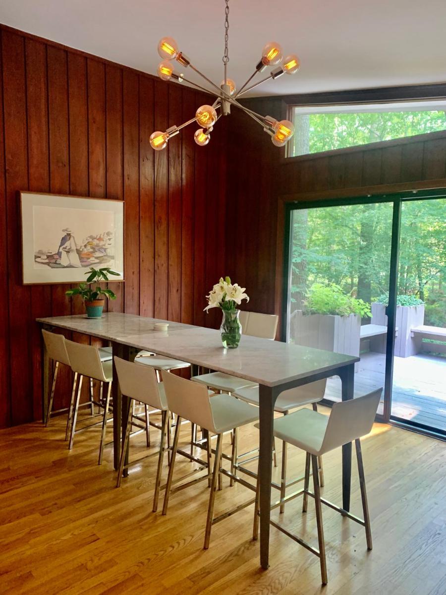 Mid Century Designer House - Large & Unique - Housity