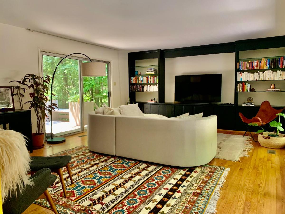 Mid Century Designer House - Large & Unique - Housity