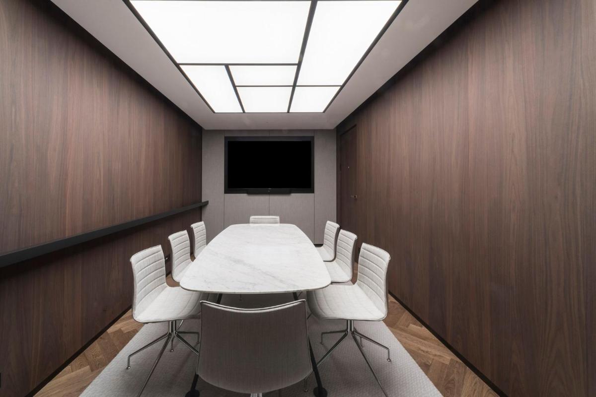 Télévision ou salle de divertissement dans l'établissement Kimpton - St Honoré Paris by IHG