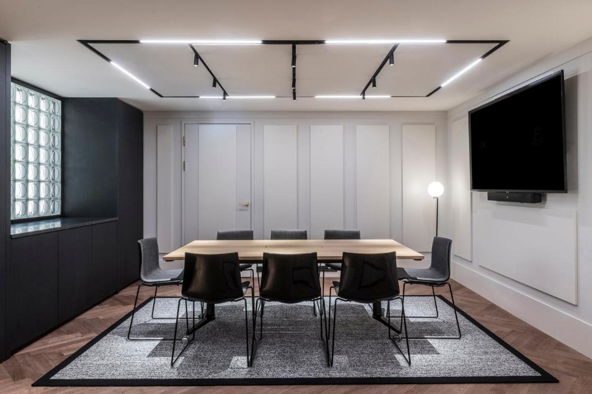 Télévision ou salle de divertissement dans l'établissement Kimpton - St Honoré Paris by IHG