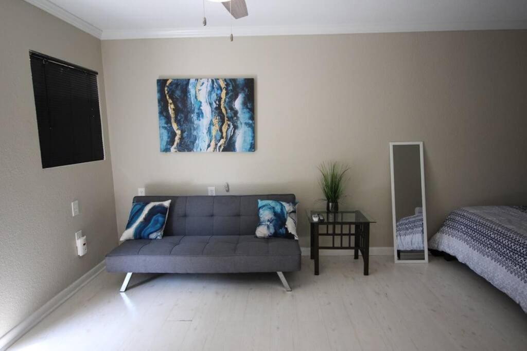 Carriage House · Carriage House Duplex Close to Busch Gardens/USF! - Housity