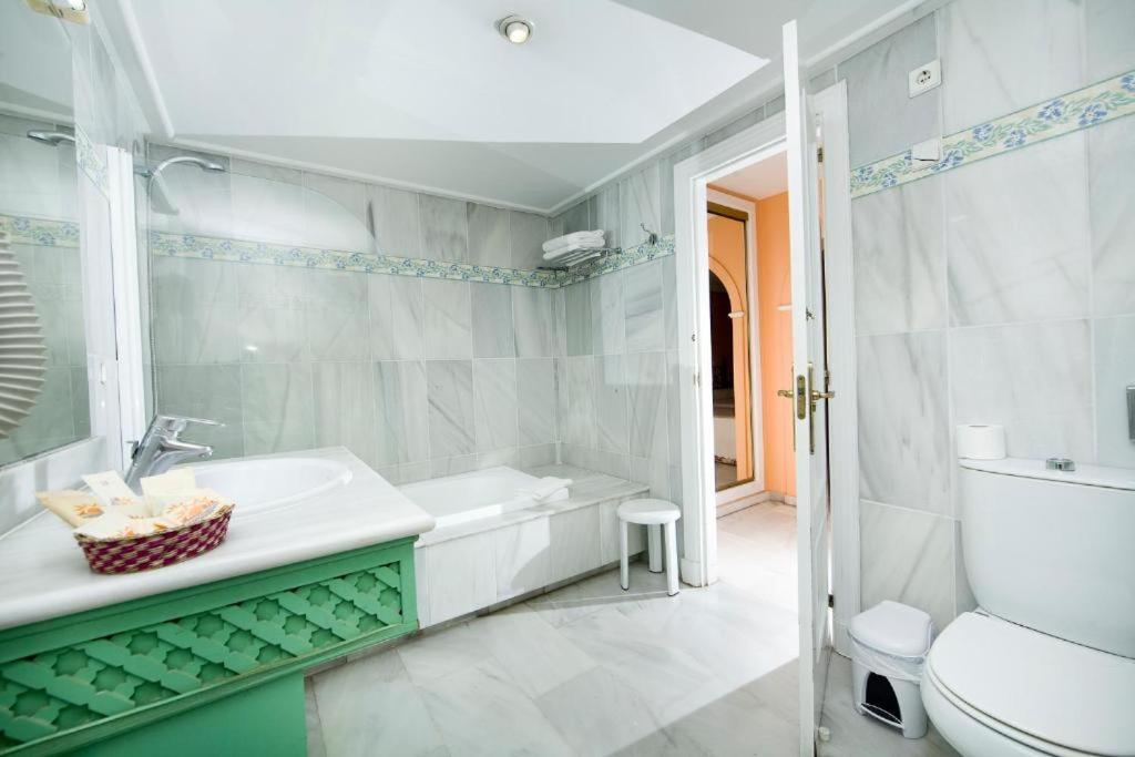 Un baño con bañera, lavabo e inodoro. en Aparthotel Monarque Sultán, en Marbella