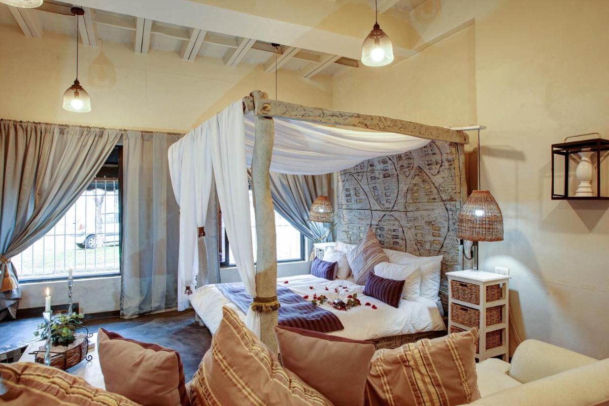 Bedrock Honeymoon Studio En-suite - Housity