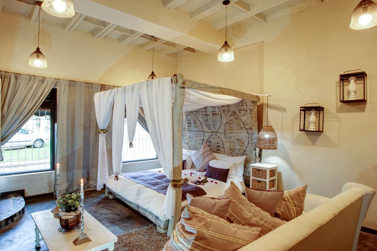 Bedrock Honeymoon Studio En-suite - Housity