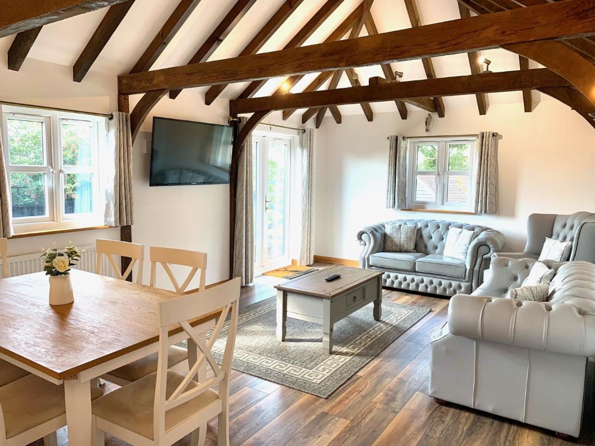Boutique 3-Bed Cottage in Hellingly - Housity