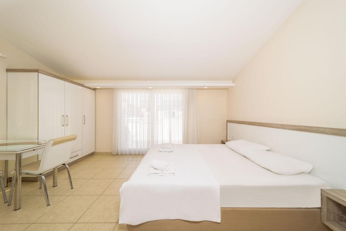 Lovely Studio Apartment with Shared Pool near Beach in Muratpasa, Antalya - Housity