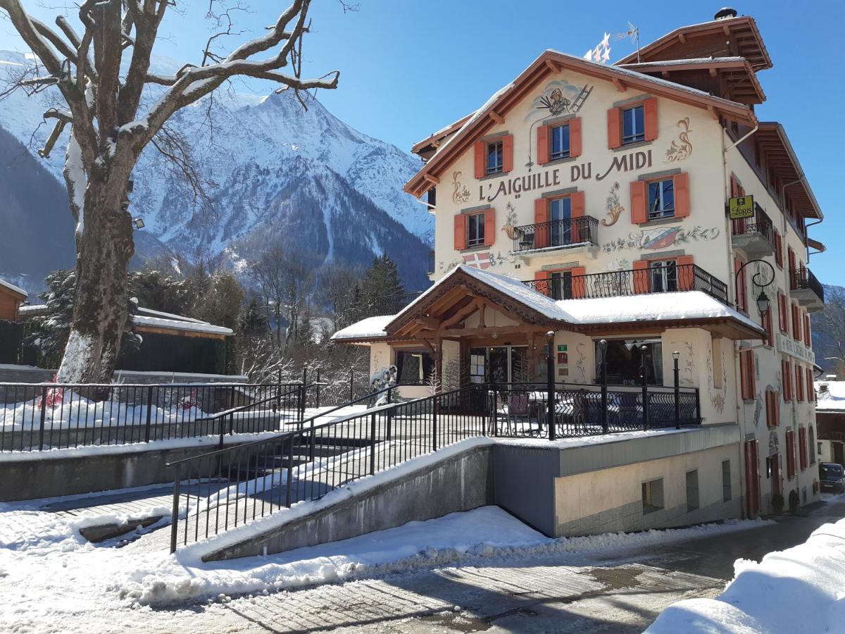un bâtiment avec une pancarte dessus sous la neige dans l'établissement Aiguille du Midi - Hôtel & Restaurant, à Chamonix-Mont-Blanc