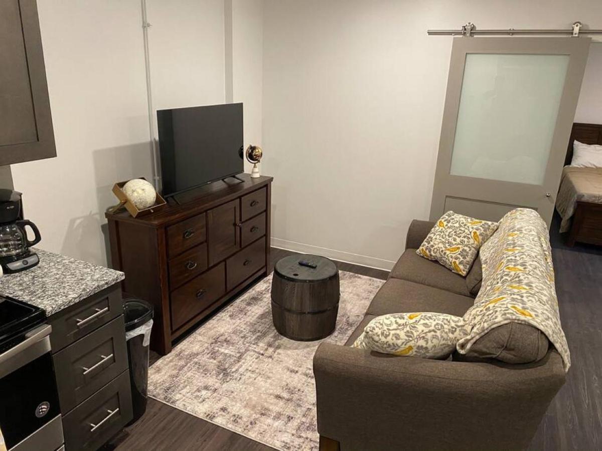 Apt 254 Sleek and Cozy Studio Next To The River - Housity