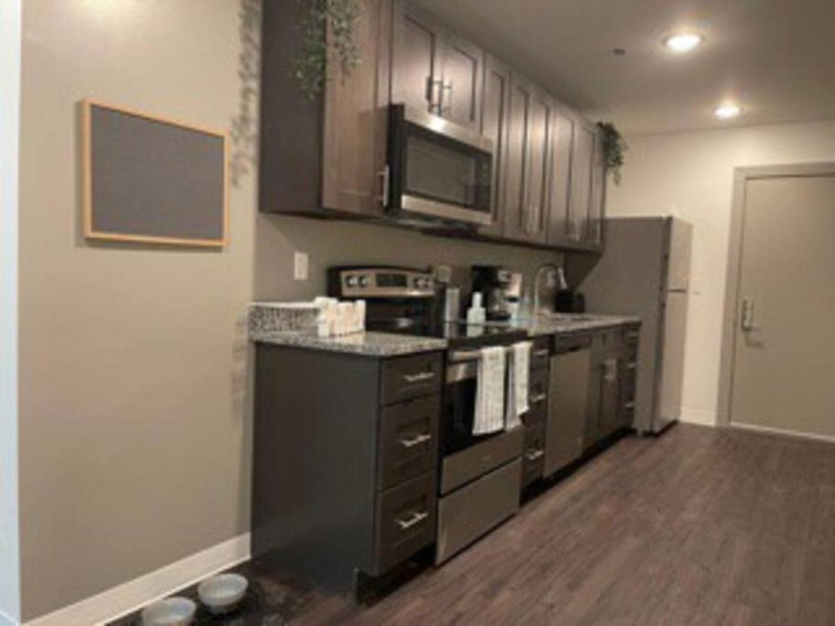 Apt 252 Cozy and Sleek Dwelling Min from Ft Leavenworth - Housity