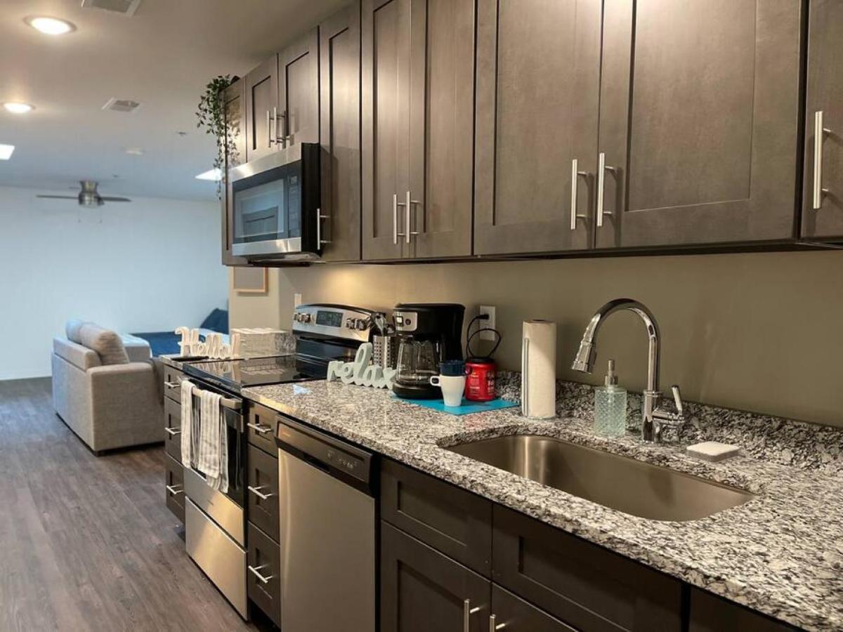 Apt 255 Cozy and Sleek Dwelling Min from Ft Leavenworth - Housity