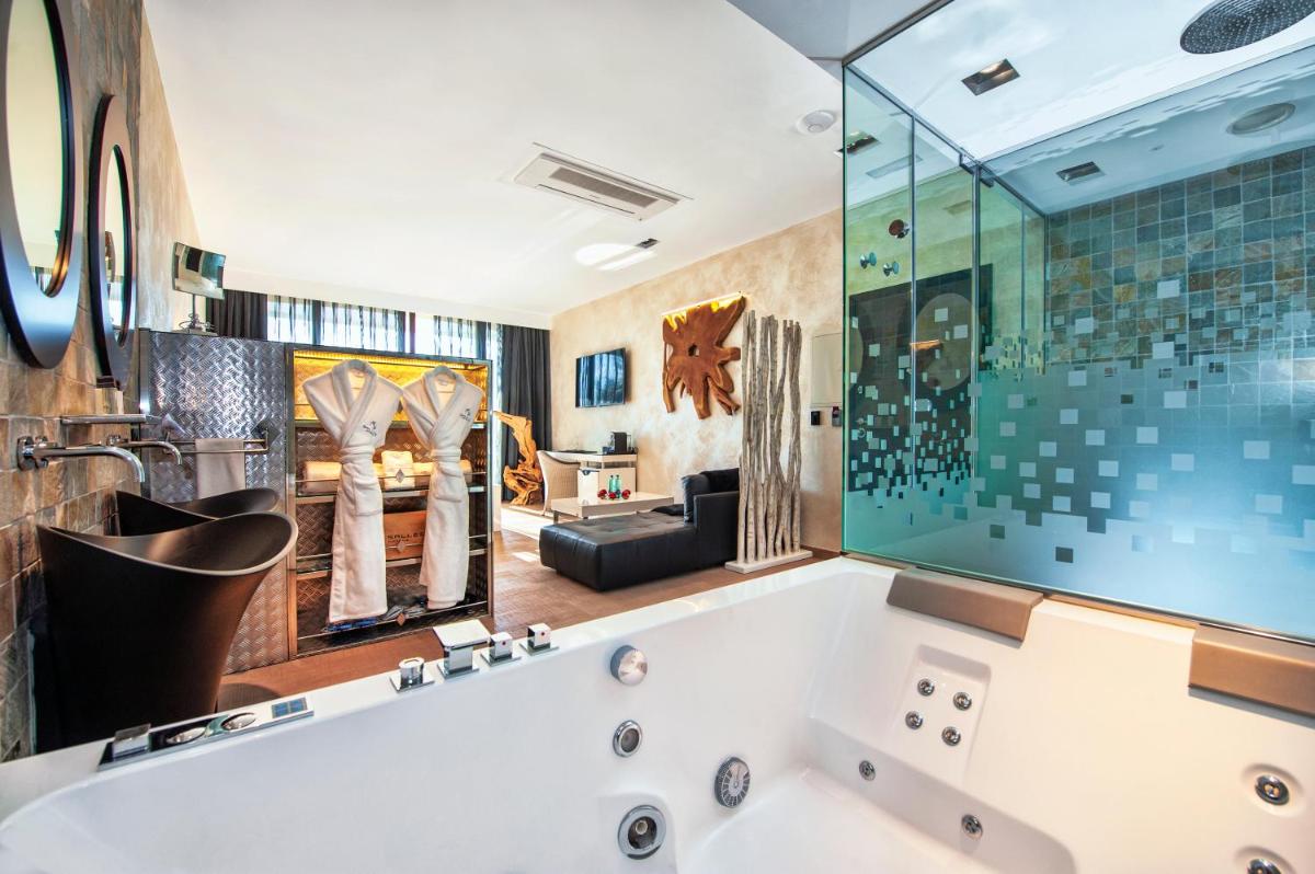 Un baño de Suites Natura Mas Tapiolas