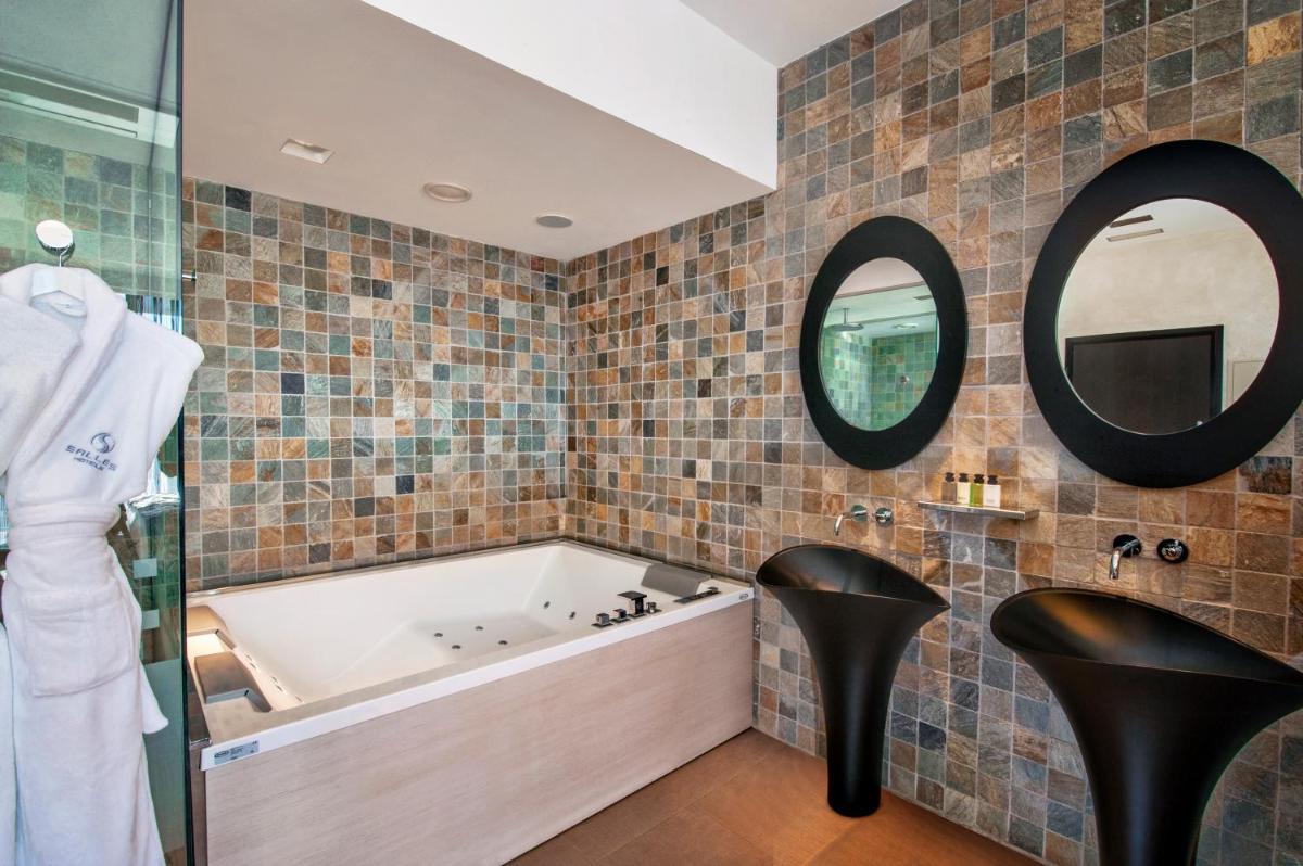 Un baño de Suites Natura Mas Tapiolas