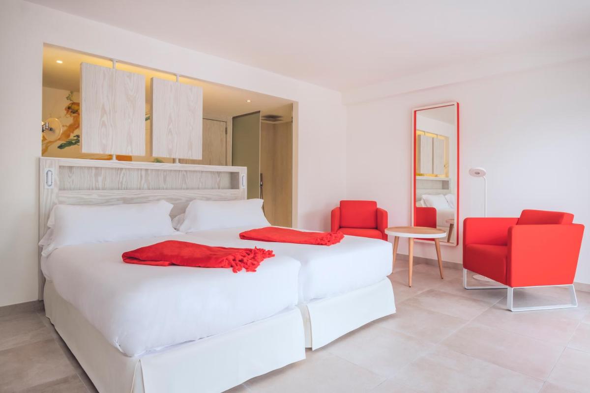 Cama o camas de una habitación en Iberostar Waves Alcudia Park