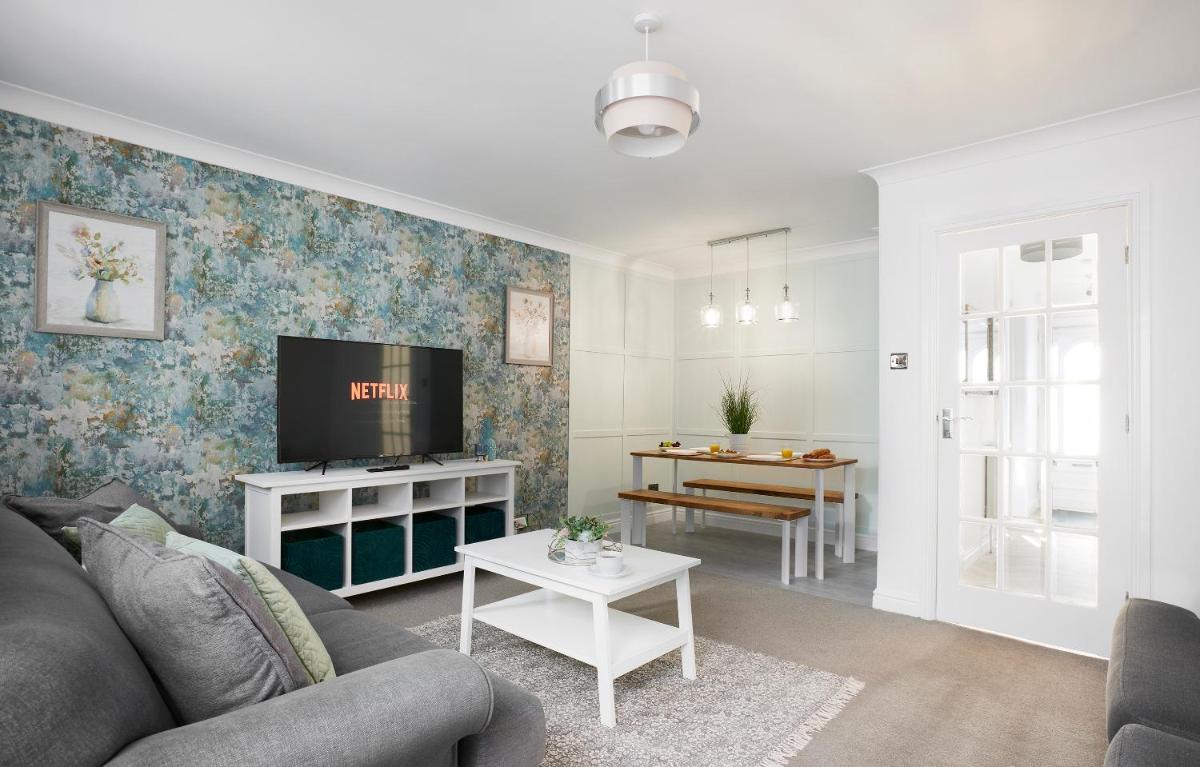 Links to M62 - 3 bedroom property - Housity