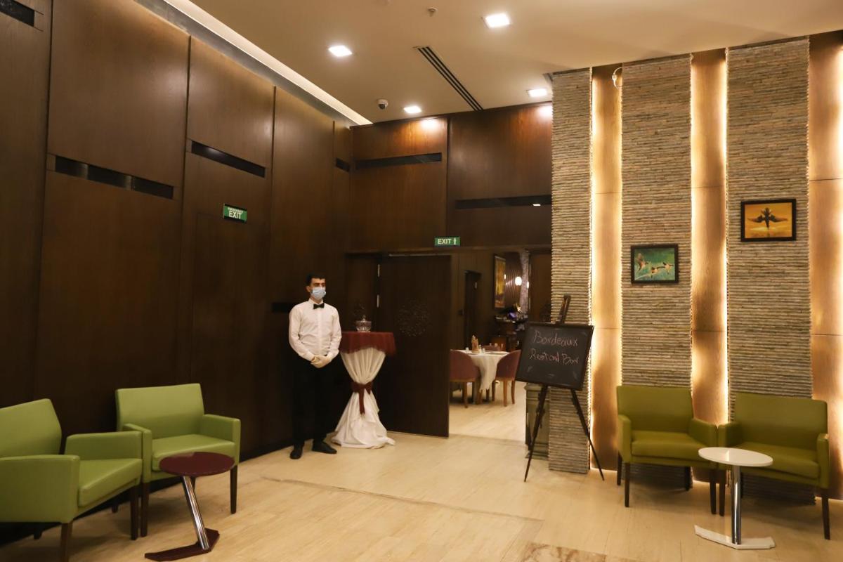 Suitetrails - Paris Plaza Hotel