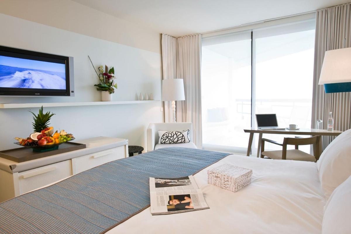 Télévision ou salle de divertissement dans l'établissement Pullman Cannes Mandelieu