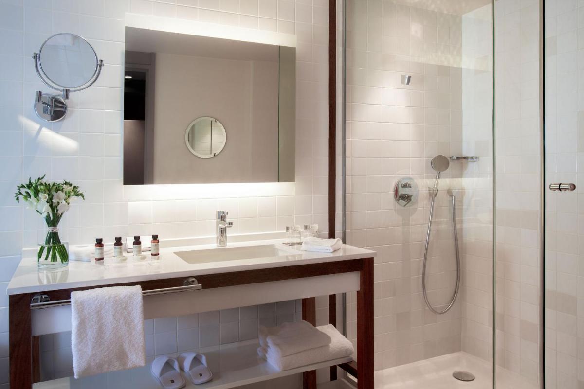 Salle de bains dans l'établissement Pullman Cannes Mandelieu