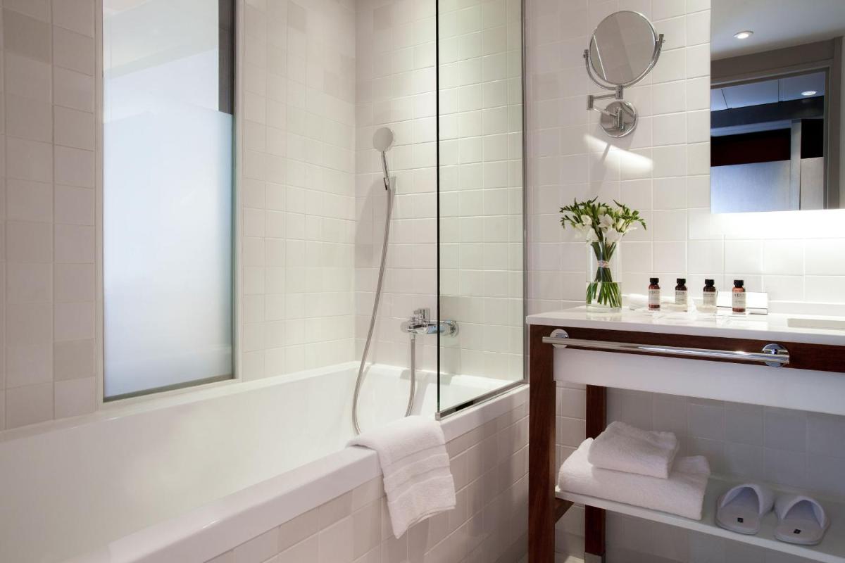 Salle de bains dans l'établissement Pullman Cannes Mandelieu