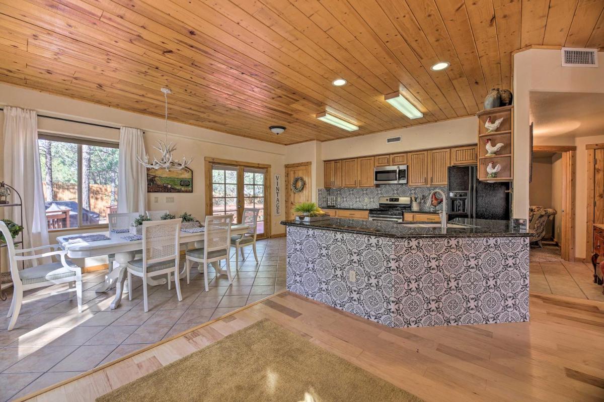 Less Than 2 Mi to Hikes and Shops Show Low Home with Deck - Housity