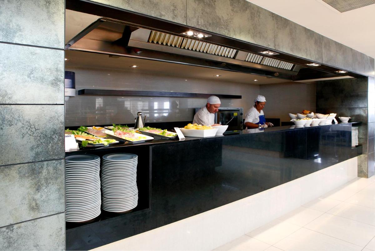 Comida en o cerca de este hotel