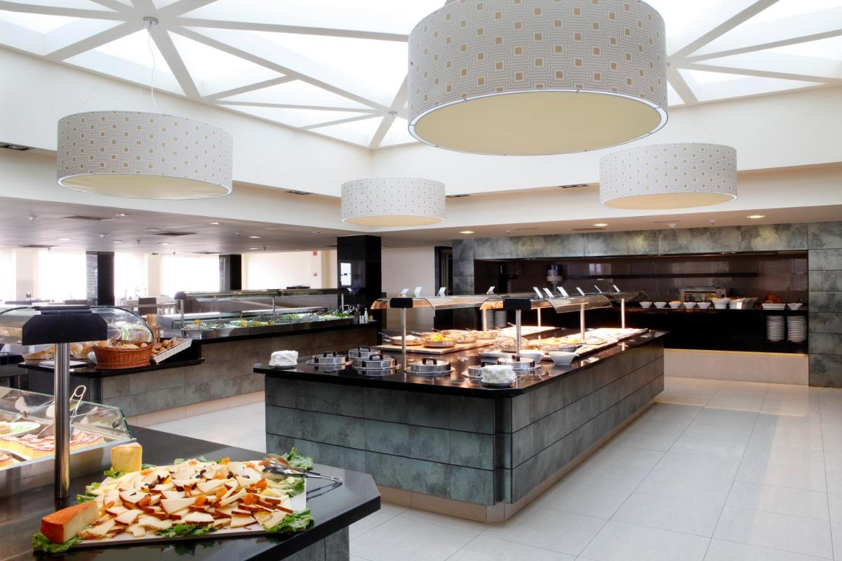 Comida en o cerca de este hotel