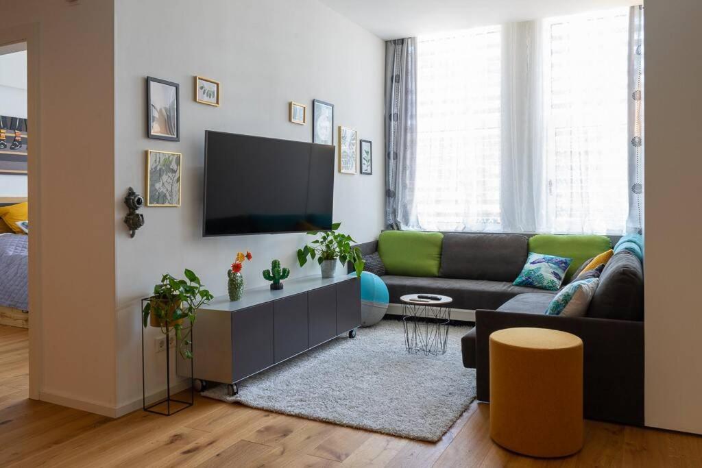 Suitetrails - Modern Apartment, 10 min. away from Salzburg HBF