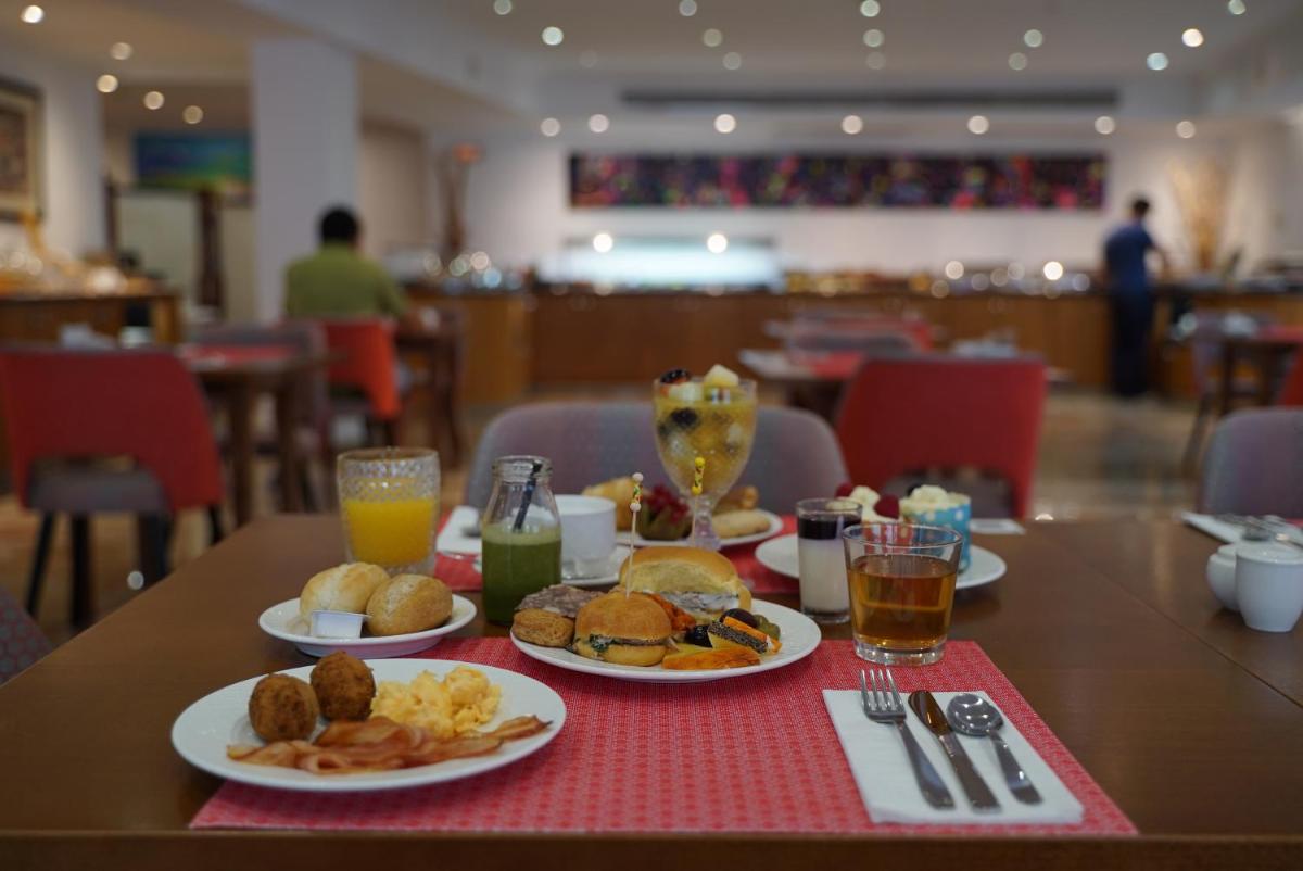 Comida en o cerca de este hotel