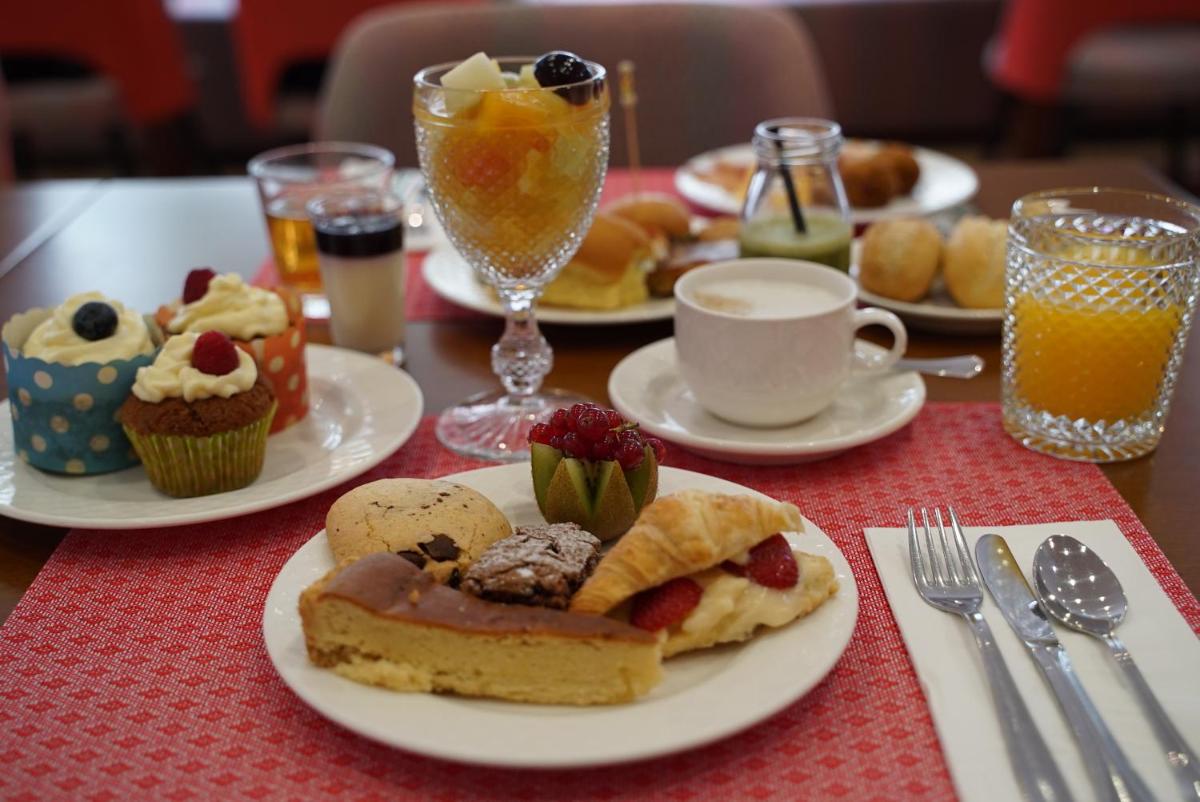 Comida en o cerca de este hotel