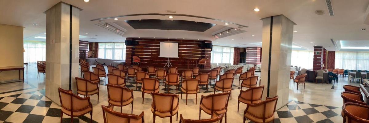 una habitación con un grupo de sillas y una mesa en Aparthotel Monarque Sultán, en Marbella 48 fotos más