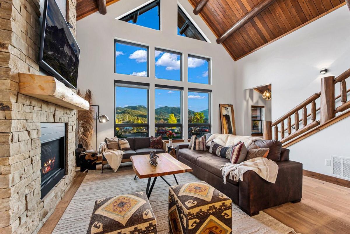 New Log cabin, The Bears Den - 2 bedrooms, loft, 2.5 bath, jacuzzi & Fireplace - Housity