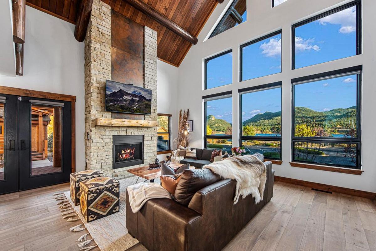 New Log cabin, The Bears Den - 2 bedrooms, loft, 2.5 bath, jacuzzi & Fireplace - Housity
