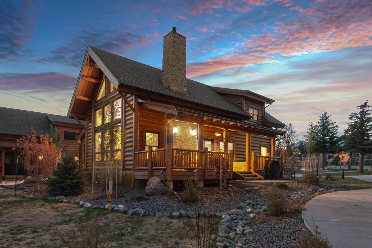 New Log cabin, The Bears Den - 2 bedrooms, loft, 2.5 bath, jacuzzi & Fireplace - Housity