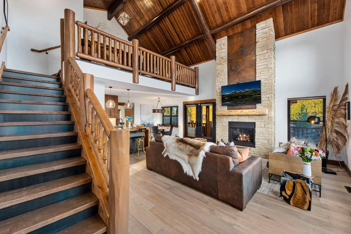 New Log cabin, The Bears Den - 2 bedrooms, loft, 2.5 bath, jacuzzi & Fireplace - Housity