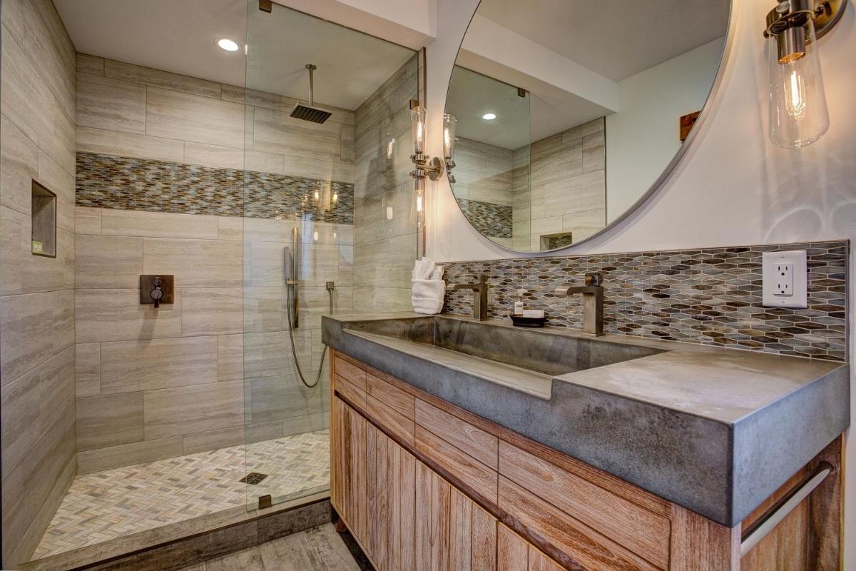 New Log cabin, The Bears Den - 2 bedrooms, loft, 2.5 bath, jacuzzi & Fireplace - Housity