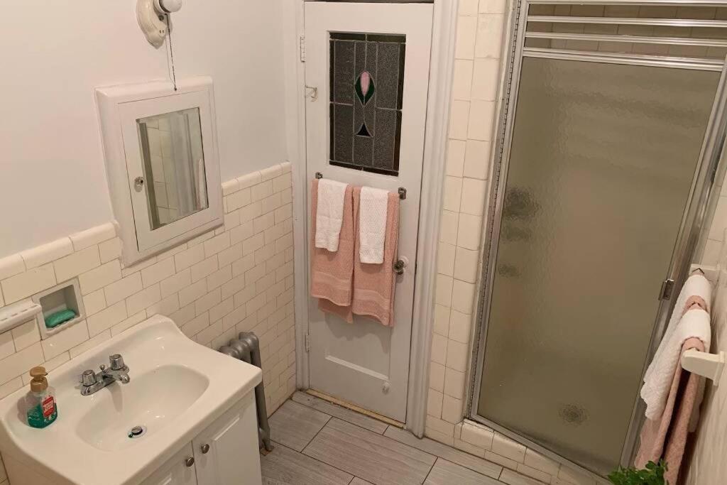 Cozy 2 bedroom apartment in Queens - Housity