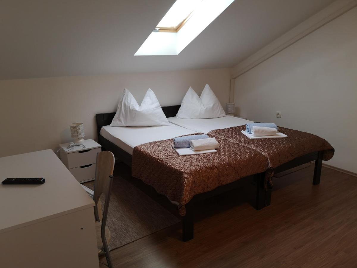 Dva Dukata - Housity