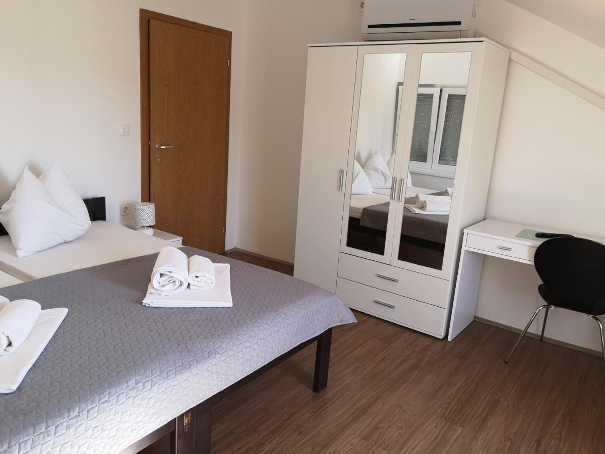 Dva Dukata - Housity