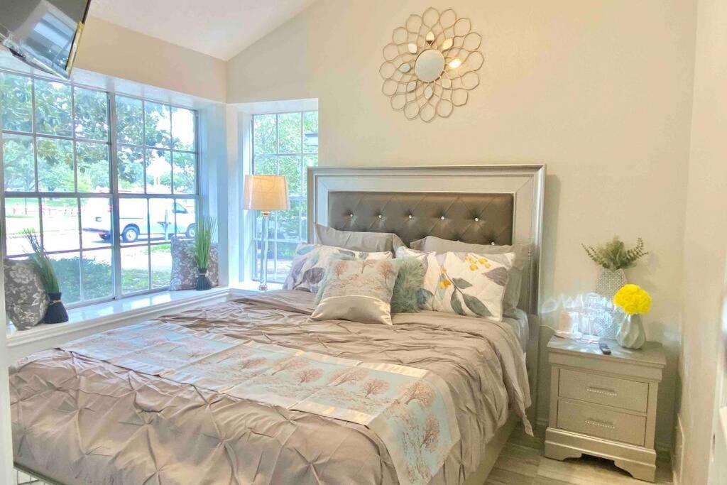 Entire beautiful cozy home in the heart of Katy - Housity