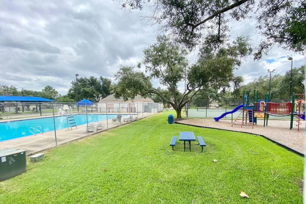 Entire beautiful cozy home in the heart of Katy - Housity