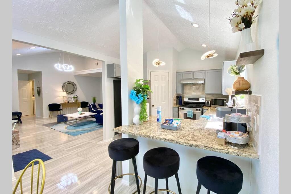 Entire beautiful cozy home in the heart of Katy - Housity