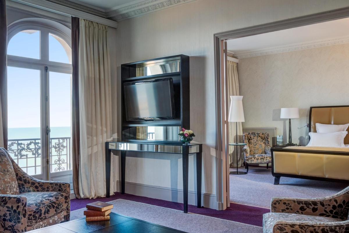 Télévision ou salle de divertissement dans l'établissement Le Grand Hotel de Cabourg - MGallery Collection