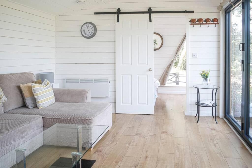 Brondini View Cabin (Private Garden and Hot Tub) - Housity