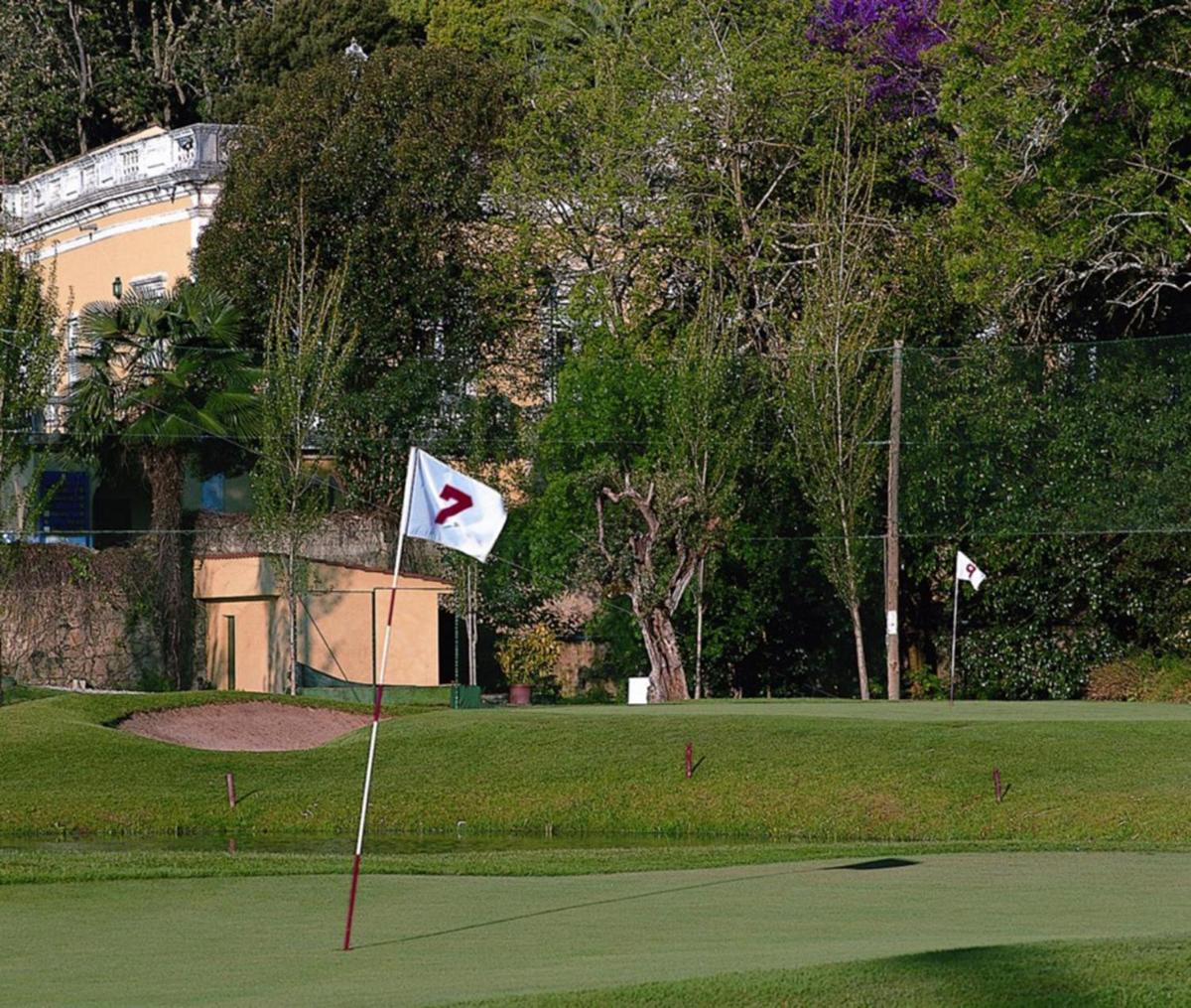 As comodidades de golfe no hotel ou nas proximidades