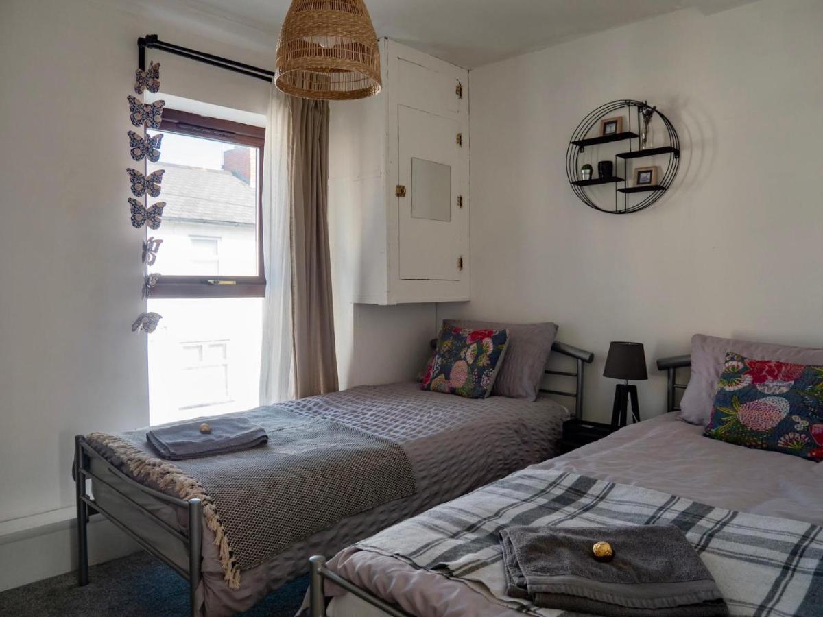 Penarth Town (Cardiff) - Private Sun Terrace! Ideal For Families & Couples! - Housity
