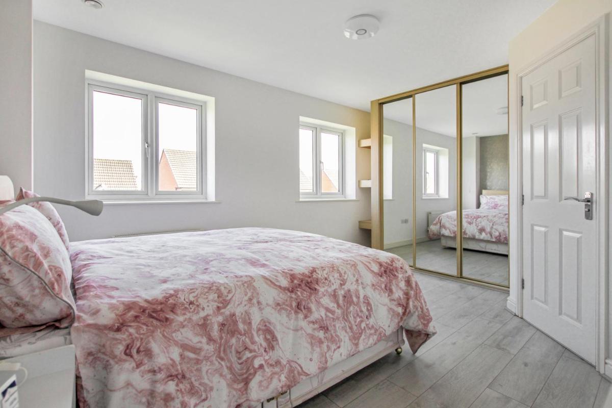 Ruby Kingsize Bedroom with En-suite - Housity
