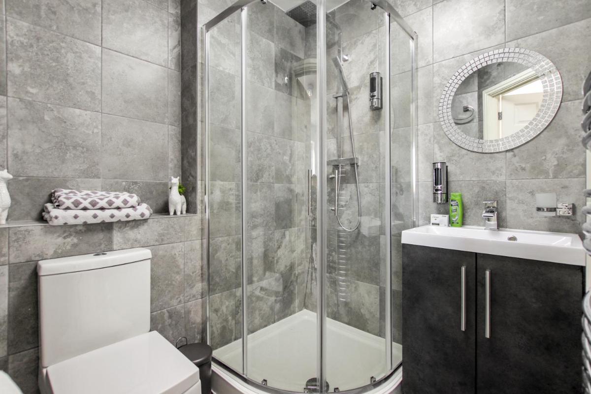 Ruby Kingsize Bedroom with En-suite - Housity